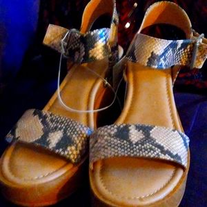 Size 10 universal thread snakeskin open toe wedge Sandals.
